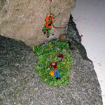 "Alpinisti" micromosaico su pietra di basalto | afmosaici.com
